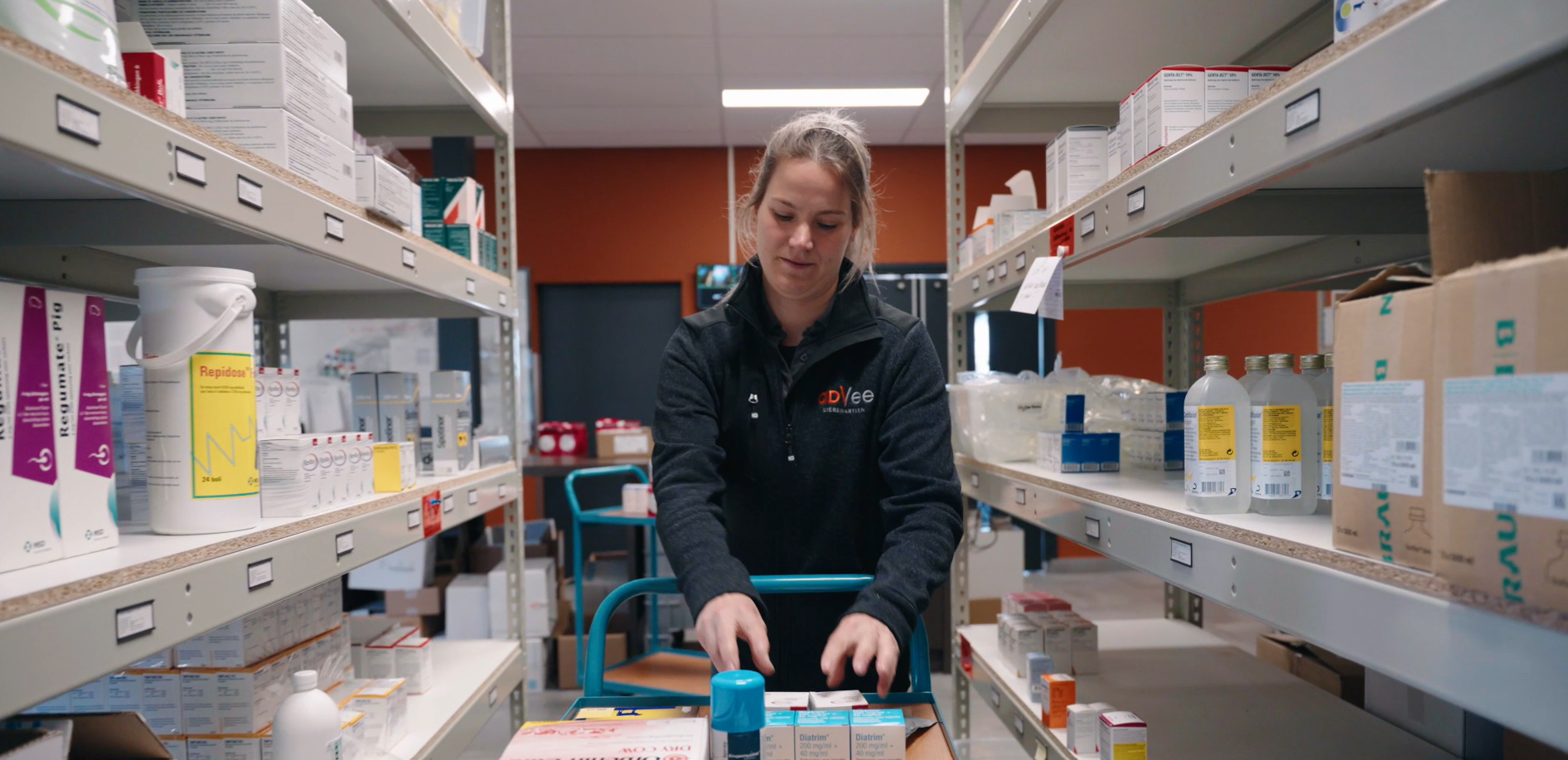 Medewerker van adVee Dierenartsen aan het werk in de apotheek